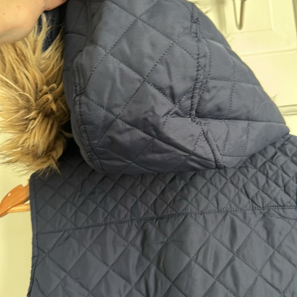 Women’s blue puffer vest, NWT, hood with faux fur, large - Picture 6 of 7